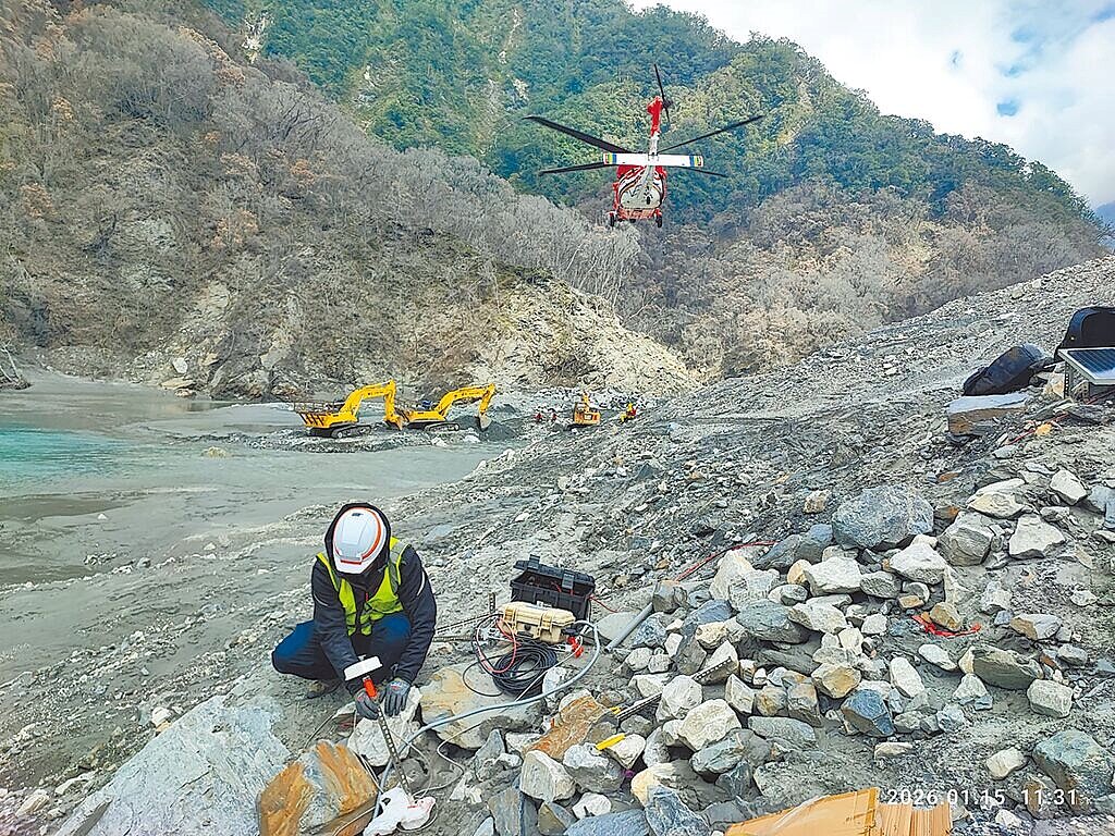 林保署花蓮分署由空勤直升機協助，15日至馬太鞍溪堰塞湖更換側岸式水位計，持續監控水位變化。圖／林保署花蓮分署提供