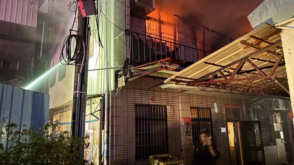 台中市烏日區一棟透天厝住宅驚傳火警，火勢迅速延燒12戶，消防局獲報派員到場灌救。影片／台中市消防局提供