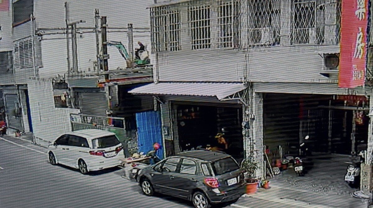 台東市正氣北路一處巷弄內的建築工地，上周六驚傳工安意外。1輛正在2樓進行拆除作業的怪手，疑似因施工平台突然傾斜，瞬間失去支撐，墜落到1樓。圖／民眾提供