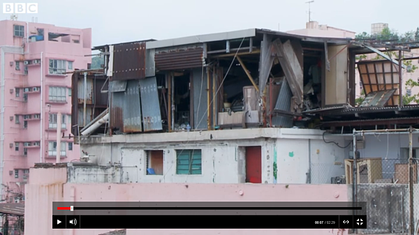 負擔不起高房價,迫使一些人只能蝸居在一坪不到的空間裡。(翻攝自BBC)