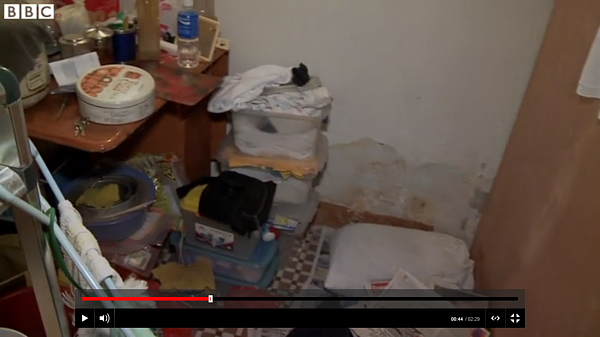 負擔不起高房價,迫使一些人只能蝸居在一坪不到的空間裡。(翻攝自BBC)