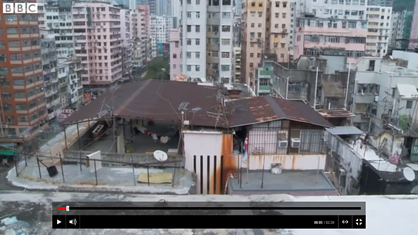 負擔不起高房價,迫使一些人只能蝸居在一坪不到的空間裡。(翻攝自BBC)