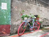 廢棄單車彩妝綠化　轉角遇見花