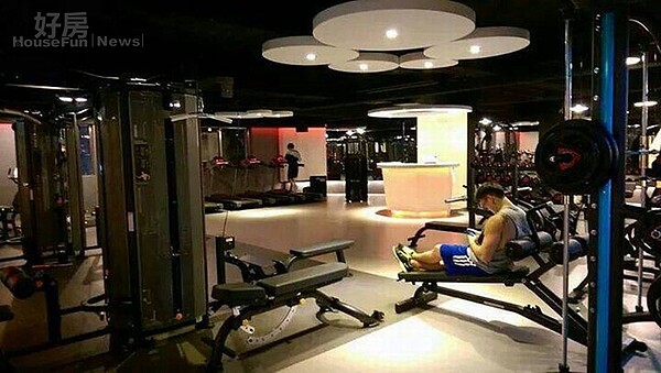 3.健身房中央還有DJ台,定時找DJ播放熱門曲風。