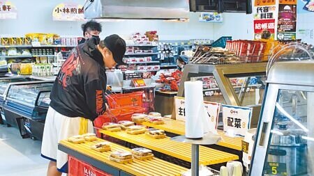 
在高物價與惜食風潮下，部分消費者會專挑折扣優惠的即期品購買，成為時下的一種節儉消費美學。示意圖，消費者在賣場購物。（蕭嘉蕙攝）
