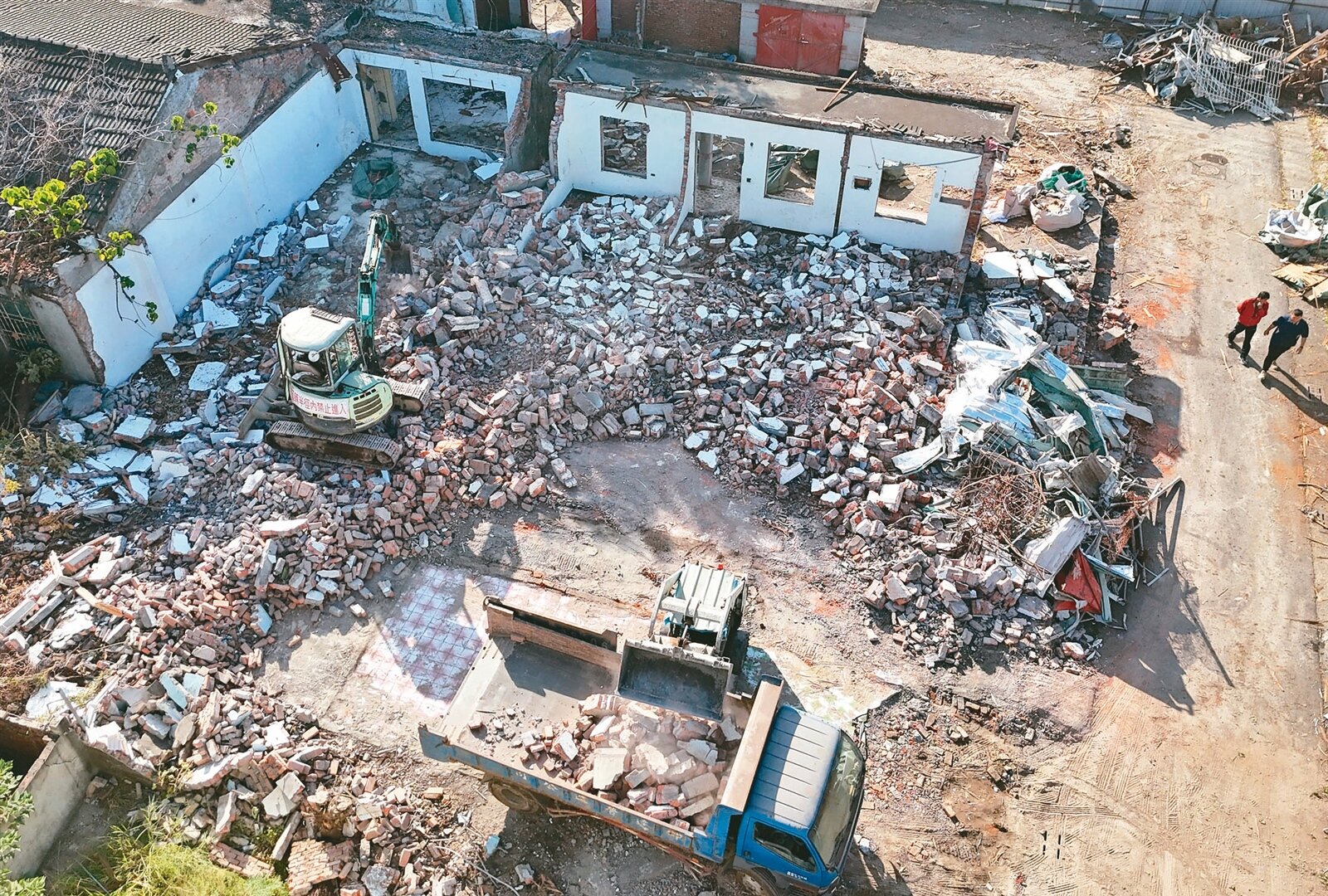 高雄去年爆發美濃大峽谷等破壞國土事件，政府隨即嚴管造成土方無處去、處理費高漲，不少工地停工，土方堆在工地。記者劉學聖／攝影 