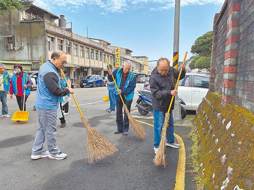 新北市環保局17日在石門區公所前廣場舉辦「年終大掃除」起跑活動。圖／新北市環保局提供