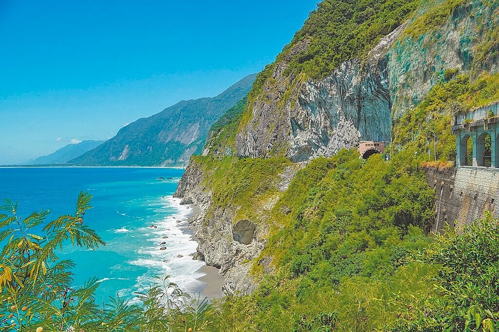 舊蘇花公路和仁至大清水路段（台9丁64K至69K）風景絕美，不過在0403強震後，路況極度不穩，行政院日前已公告廢線。圖為67.4K眺望和清隧道。圖／公路邦協會常務理事邱正智提供