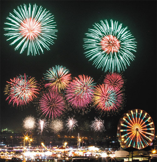 晚上在苗栗施放國慶煙火，絢麗奪目的璀璨煙火，照亮客家山城的夜色。 記者鄭清元／攝影