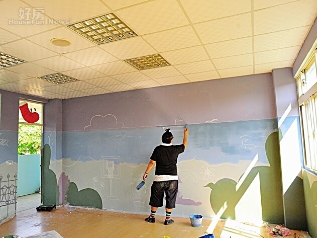 結合育幼院的情境和院童的想像力,設計彩繪主題(攝影/吳孟娟)