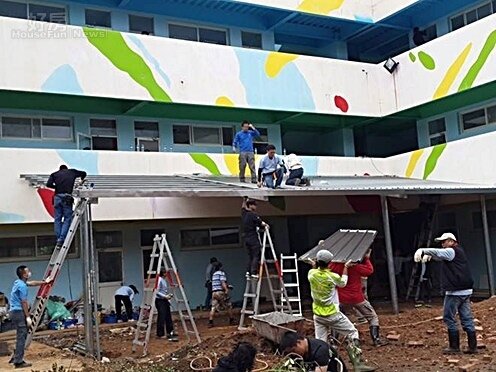 在原有的院舍外,擴建遮雨棚,增加雨天的活動空間(攝影/劉恬嘉)