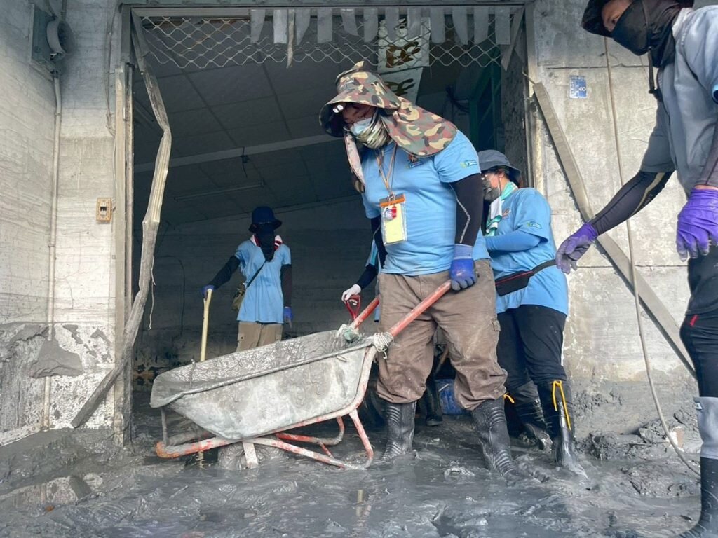 花蓮光復國中的清淤、復原行動。圖／花蓮縣政府