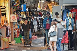 五分埔商圈步行距離三分鐘以內，雖已沒落但一樣是逛衣服的好地方