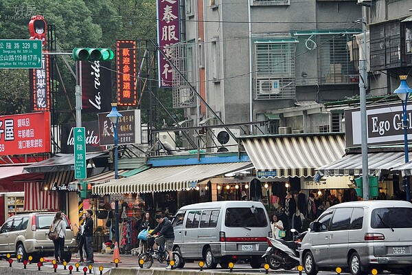 昔日爆滿的五分埔只剩零星的遊客，在地人直指關鍵在「都更」。（好房網News記者 陳韋帆／攝影）