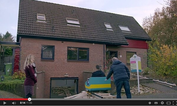 荷蘭有業者推出搭乘雲霄飛車看屋的活動,被委售的房子會在室內搭建簡單的軌道及迷你的雲霄飛車。(翻攝自Youtube)