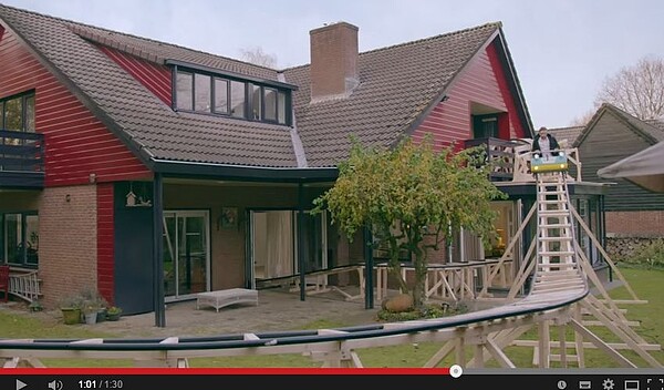 俯衝直下好刺激,會不會把剛剛看到的屋況都忘記了?(翻攝自Youtube)