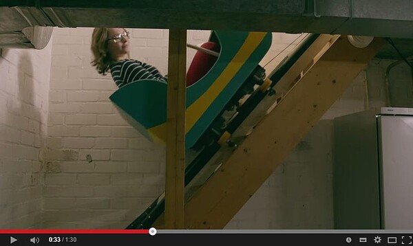 荷蘭有業者推出搭乘雲霄飛車看屋的活動,被委售的房子會在室內搭建簡單的軌道及迷你的雲霄飛車。(翻攝自Youtube)