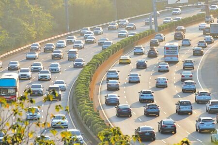 今年春節有9天連續假期將至,國道預估將湧現大量車潮。圖為114年春節國道的收假車潮。(本報資料照片)