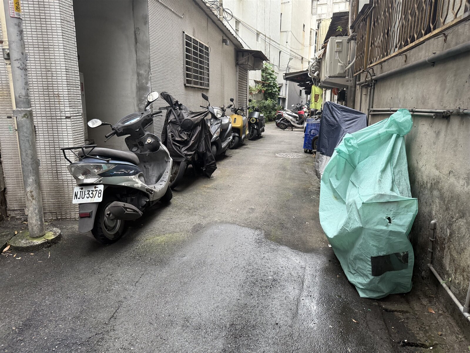 新北市隨著汙水接管工程逐步完成,巷弄內防火巷空間相對擴大,違停問題也隨之加劇。記者張策/攝影