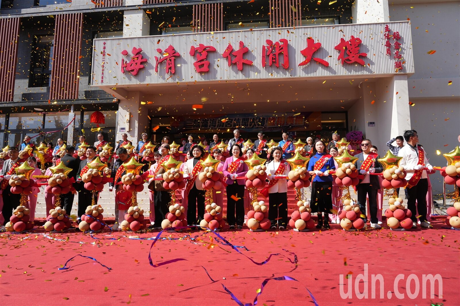 雲林縣四湖鄉三條崙海清宮包公祖廟斥資4億元，打造媲美五星級飯店的休閒大樓，今天落成啟用。記者陳雅玲／攝影 