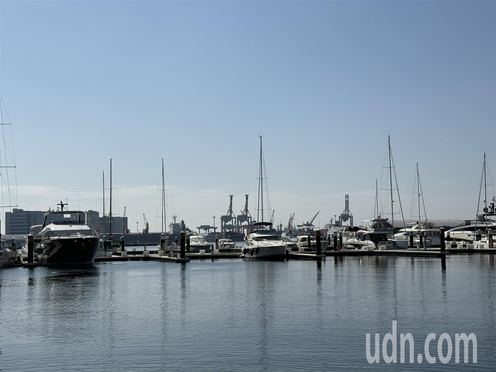 高雄港近年打造遊艇產業鏈有成，但全市僅3處遊艇臨停點，共9席臨停泊位，議員批遊艇觀光效益打折扣，且申請臨停流程繁瑣費時。記者宋原彰／攝影 