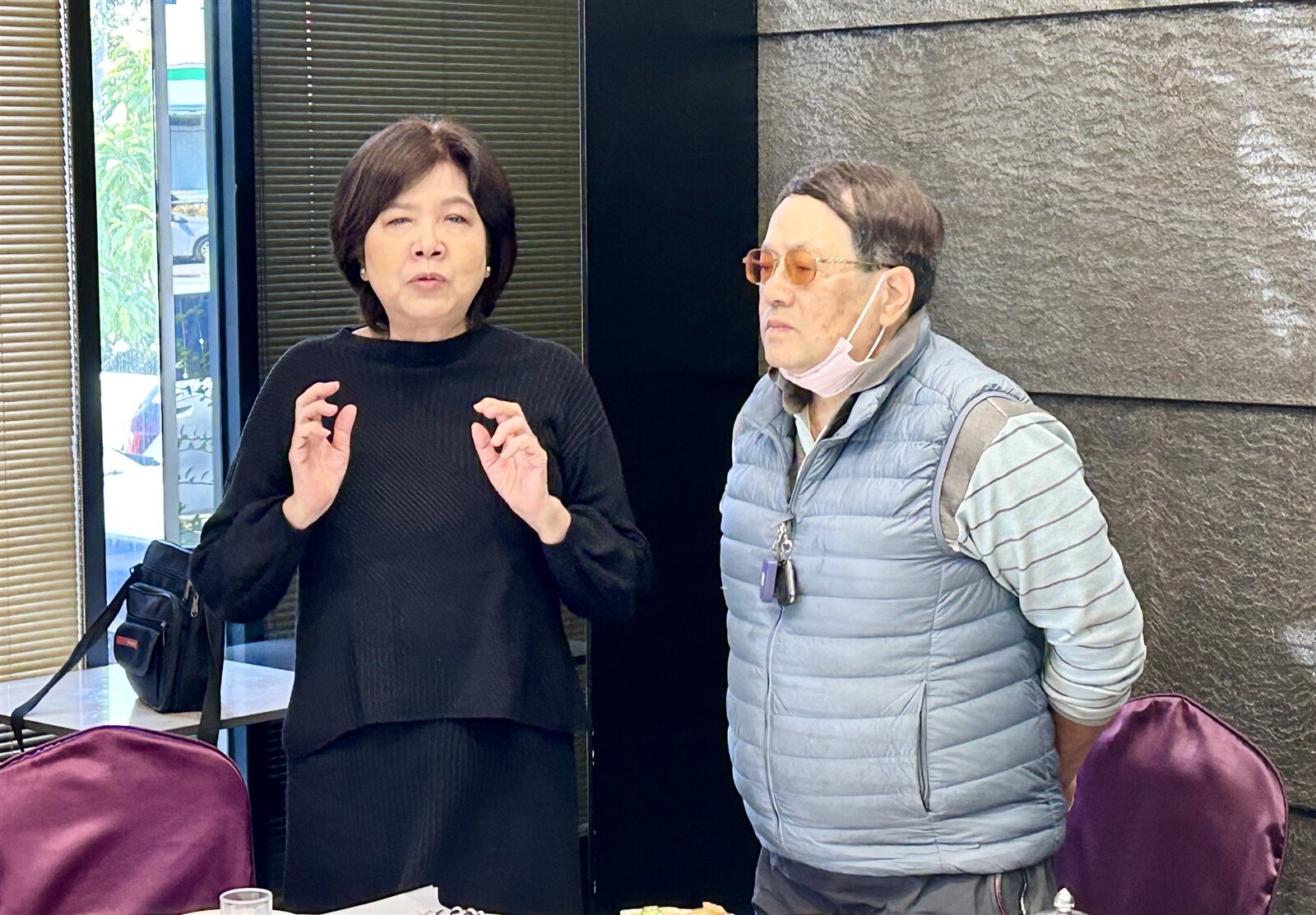 洪姓地主今日在委任律師沈淑宜(左)陪同下，出面提出抗議。記者宋健生/攝影 