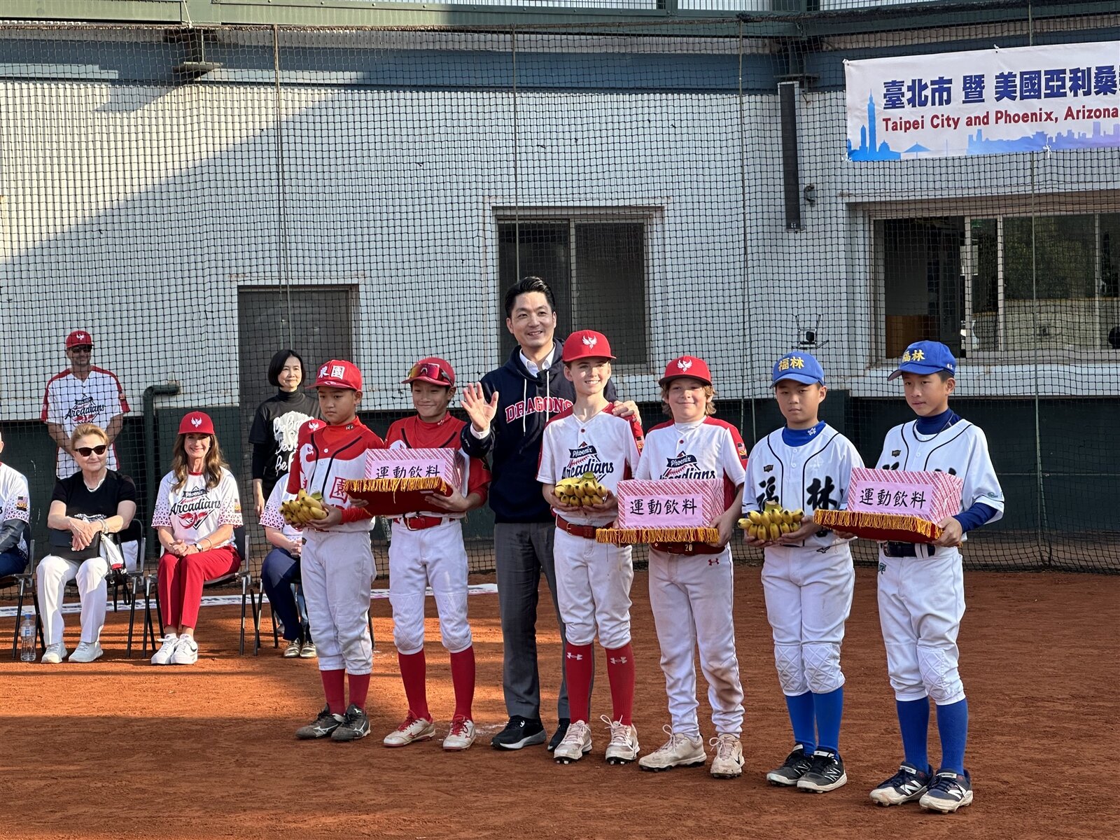 台北市與鳳凰城締結姊妹市,今天雙方於新生公園棒球場舉辦城市少棒交流賽,雙方市長也到場開球。記者洪子凱/攝影