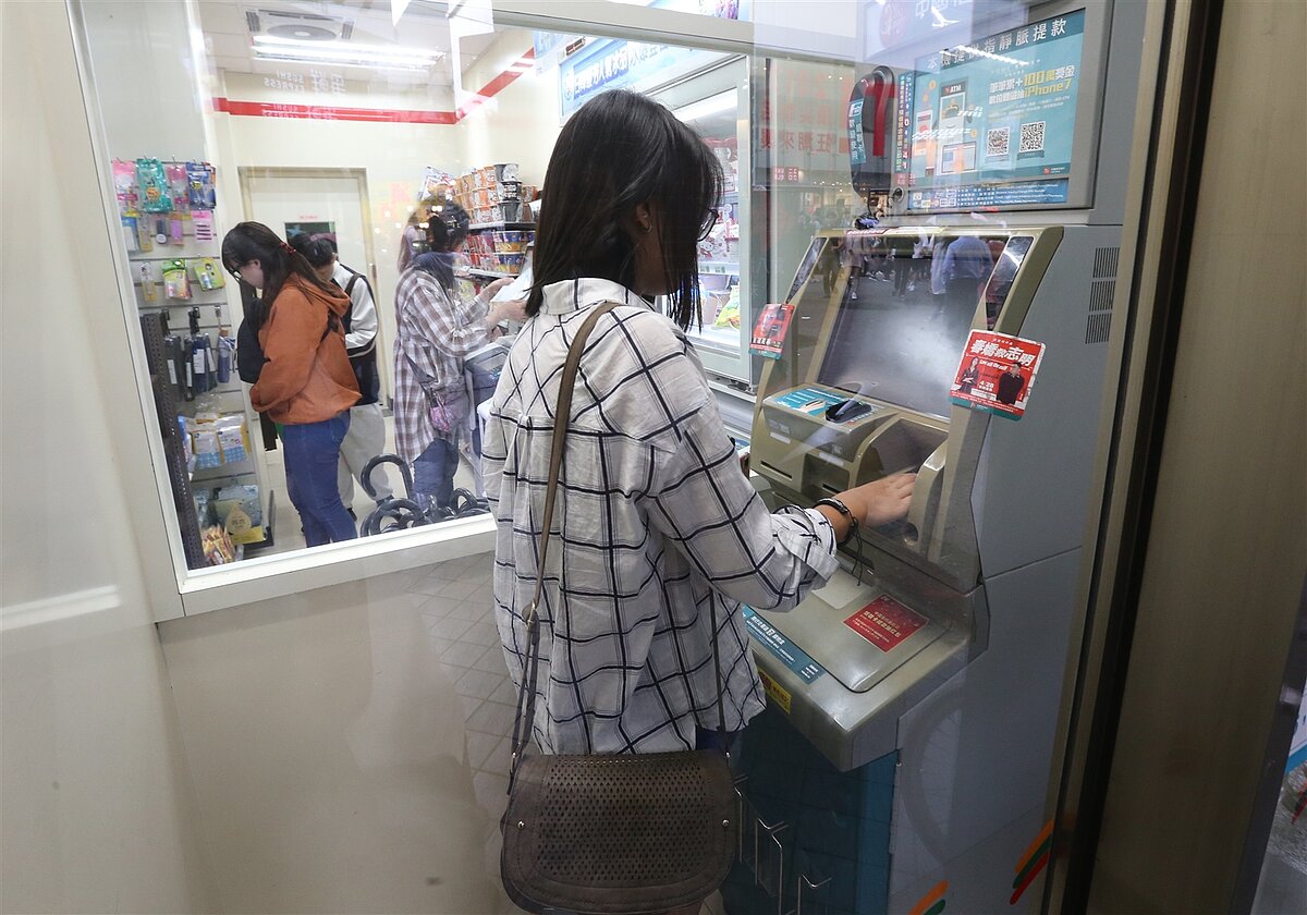 中信、國泰、永豐、兆豐和一銀加入臉部辨識ATM的試辦行列，圖為示意圖。圖／本報資料照片 