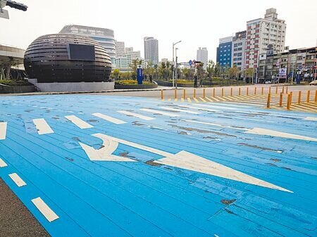 
環繞高雄車站的站東路、站西路色彩鋪面，經多年使用已破損嚴重，高雄市交通局擬在道路重新刨鋪後棄用。（任義宇攝）
