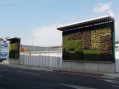 設置大面積圍籬綠化，引用各種不同的植栽種類，使其不致過於單調呆板，並裝設LED燈加強夜間腳踏車引道明亮度，讓城市光廊的腳步延伸至此，使利用腳踏車引道前往河濱公園的民眾感受到舒適性與安全性。