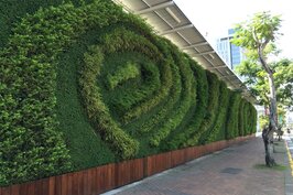 本案植生綠牆發想原自於本案「陶朱隱園」的型態哲學，來自東方太極生生不息的精神思維，更兼融西方科學DNA的雙螺旋型，有機、動態、幾何，力學與美學剛柔並濟的元素，衍生出綠牆的圖騰設計。