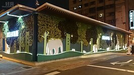 忠泰M透過每戶的陽台和窗戶，以及每層飄逸於建築本體的金屬網、網點玻璃、清透玻璃等五個層次，透過明示的或隱逸的線條，一層一層的堆疊成出充滿律動的建築外觀。
多樣貌的、活躍的，擁有活力的感覺