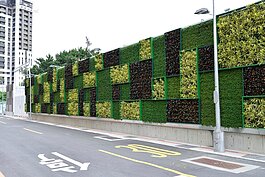 源自於建築師取材「排灣族石板屋」其組合結構的靈感，以大自然賜予的石材堆砌成會呼吸的建築本體，並將此概念發展為幾何線條交織而成的建築特色。