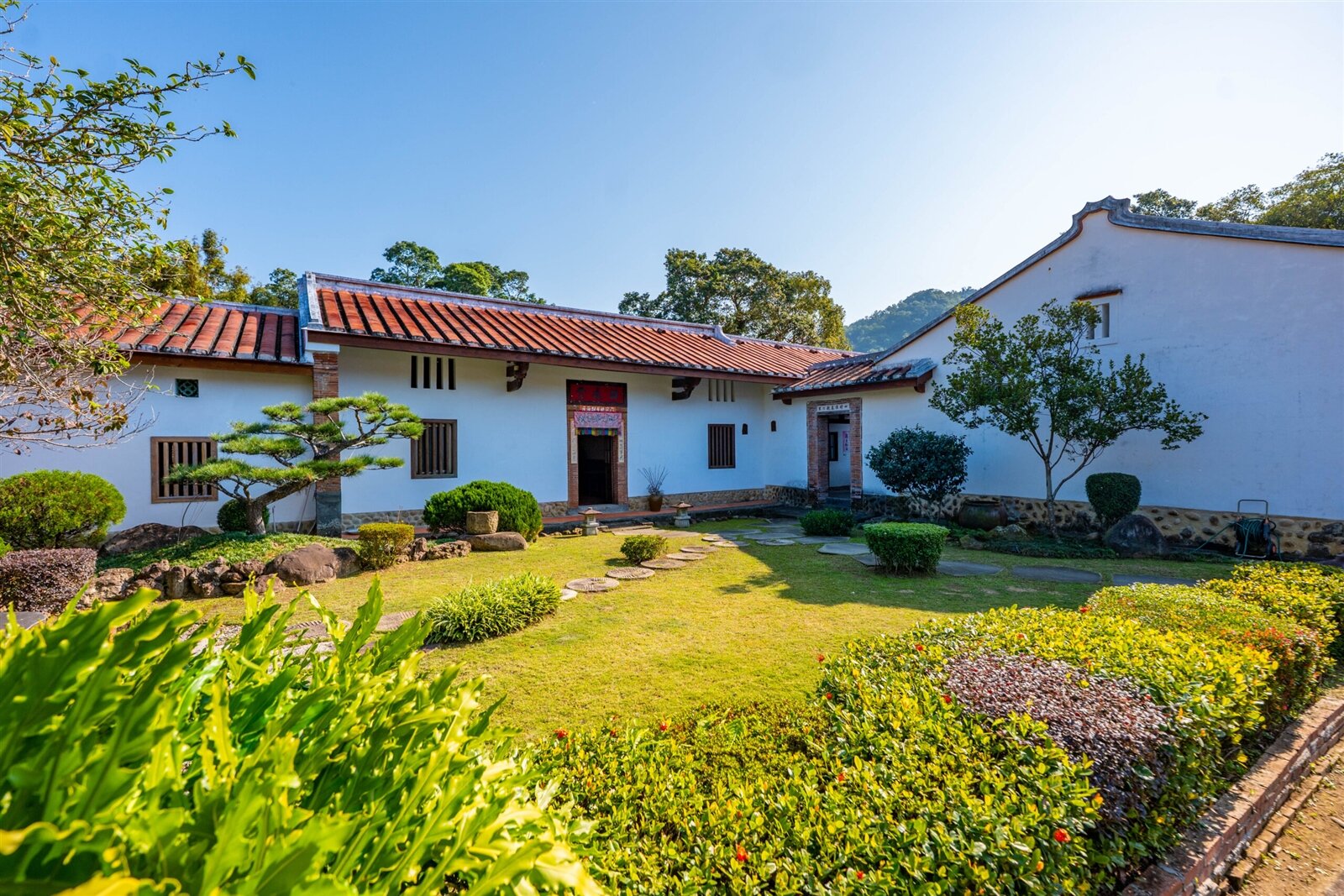 大溪林宅梅鶴山莊建於1869年,為林氏家族所有,至今仍有林家後代居住於此,具有高度歷史延續性。圖:市府提供