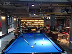 交誼廳上也提供了撞球檯，讓年輕人可以邊娛樂邊互相交流。