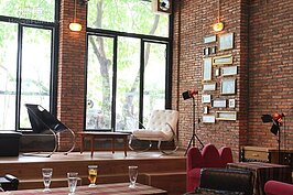 青年公寓交誼廳一角。