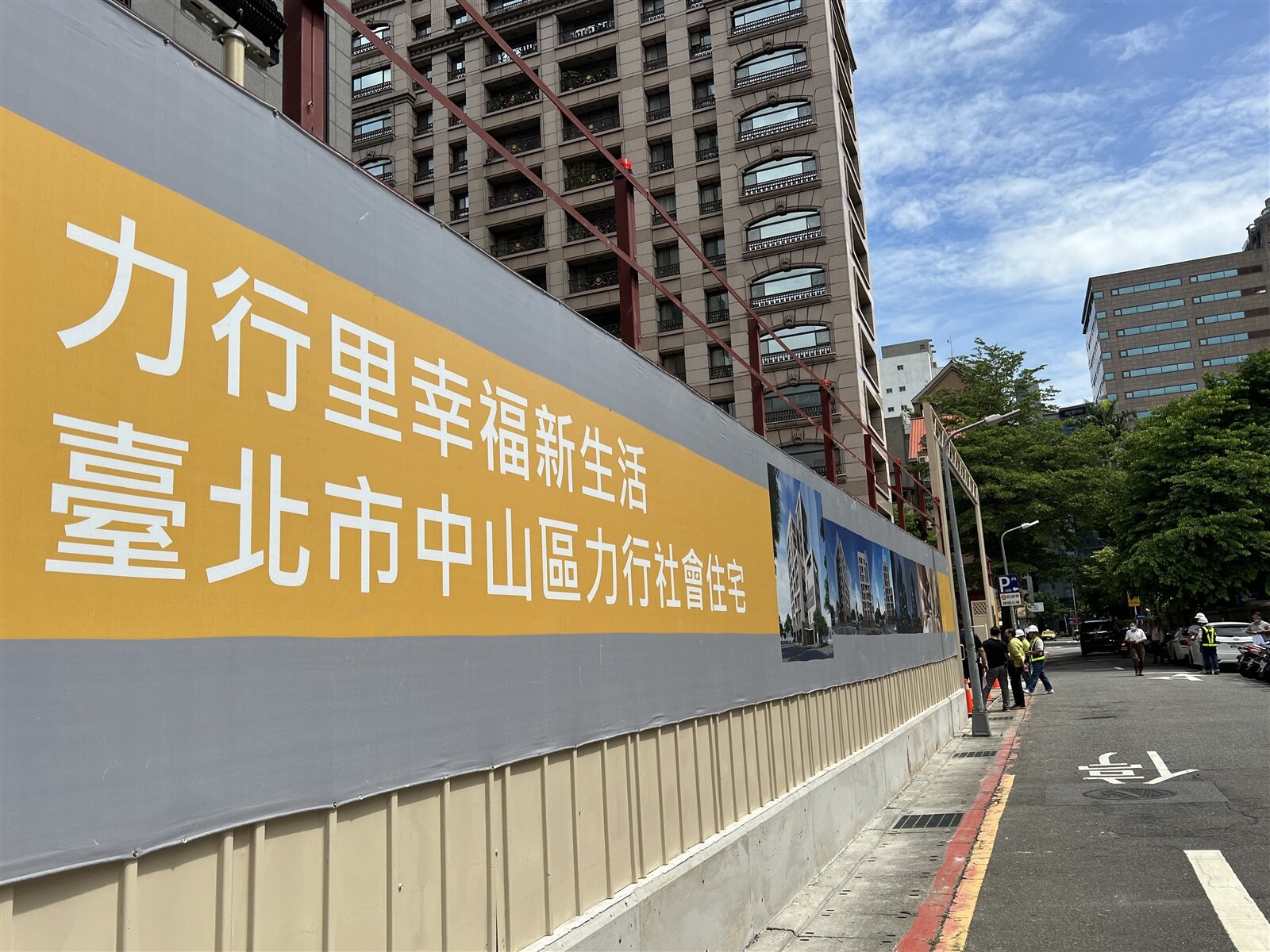 「台北市社宅統一登記平台」今日上線，民眾只要在平台建立基本資料，就可成為社宅「準申請人」，未來如力行社宅招租時，民眾接到通知後登入平台、點選申請鍵，即可完成申請。記者林佳彣／攝影 