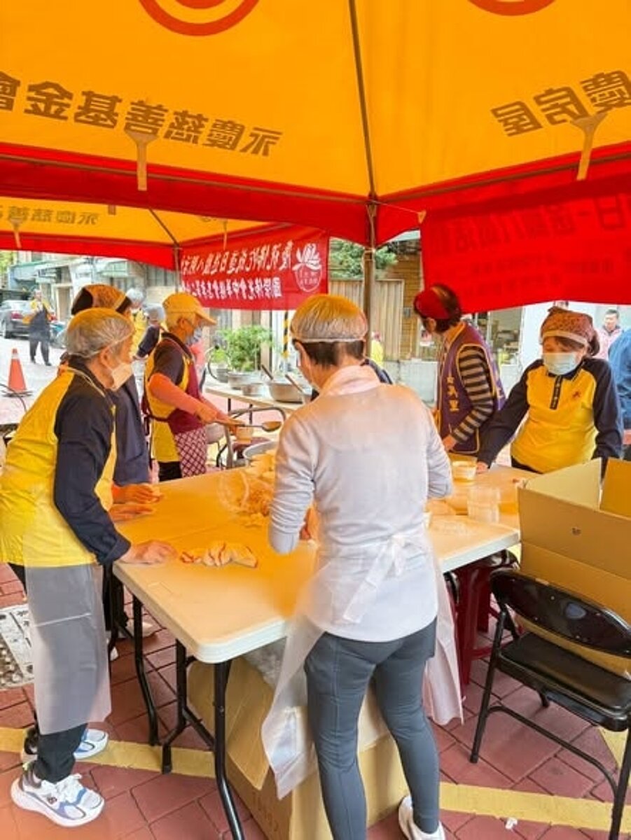 嘉興里發放臘八粥活動