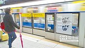 等捷運別低頭　月台門有驚喜