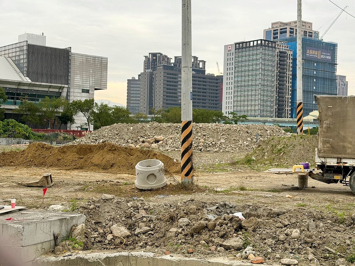 新北塭仔圳市地重劃也隨處可見土石堆置無法清運。圖／好房網News記者蔡佩蓉攝影