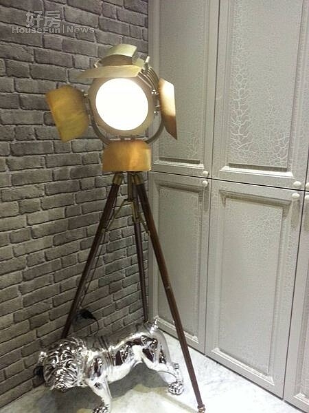 1.玄關處的探照燈與銀色哈巴狗,在韓劇《來自星星的你》的都教授書房與千頌依房間都可看到。