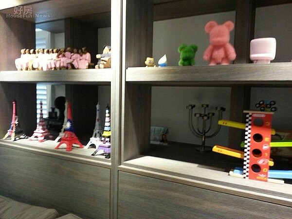 6.沙發後方的櫃子擺放著可愛公仔、各式迷你巴黎鐵塔。