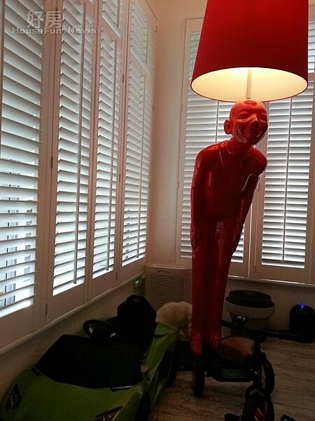 5.客廳角落的禮貌先生檯燈很吸睛,一旁是兒子的玩具跑車。