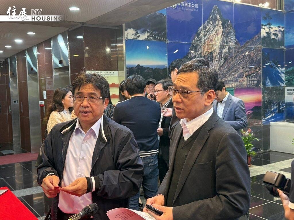 國土署長吳欣修（左）在任期最後一天親上記者會，提出四大對策因應「土方之亂」現狀。　圖／住展雜誌