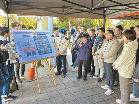 
新北市長侯友宜（前排右二）14日視察汐止區康寧街邊坡修復工程，他感謝施工人員的辛勞，讓居民與用路人重獲安全順暢的通行環境。（高鈞麟攝）
