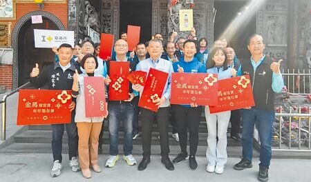 
嘉義市副市長林瑞彥（左四）率市府財稅局團隊到文財殿參香，為馬年紅包袋過爐祈福添財氣。（廖素慧攝）
