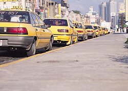 油價跌小黃卻喊漲？Uber將衝擊計程車生態