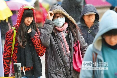 取暖 包緊緊↑受強烈大陸冷氣團影響，中央氣象局預估台灣北部及東北部冬至最低溫恐約10度左右，且周三後將轉為濕冷天氣。（黃世麒攝） 