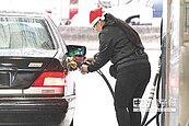 汽油15跌　加滿省390元