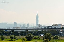 大直與內湖周圍河濱都可以看到煙火，但須注意逆風處，圖為大直橋下就可能因風向擋到視線。